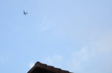 das war der Flieger, der mit Luftaufnahmen das Wochenende akustisch versaut hatte, damit das geschehen vom Solheim Cup in die Fernsehstuben kommen konnte     